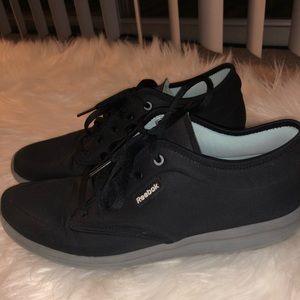 Size 8 Reebok tennis shoes!